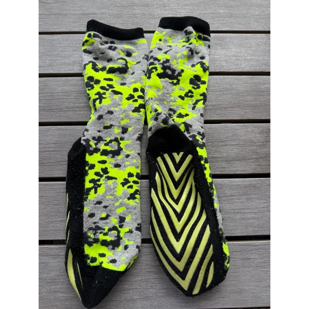 Defy trampoline Grippy socks w neon green/grey/black chevron grip